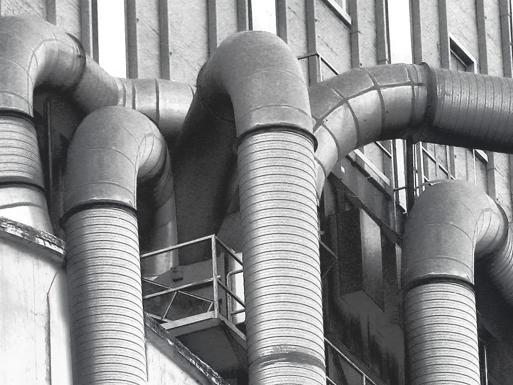 Brazos robóticos industriales en una planta de fabricación