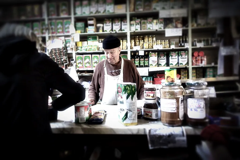 Estantería de un local con productos ordenados