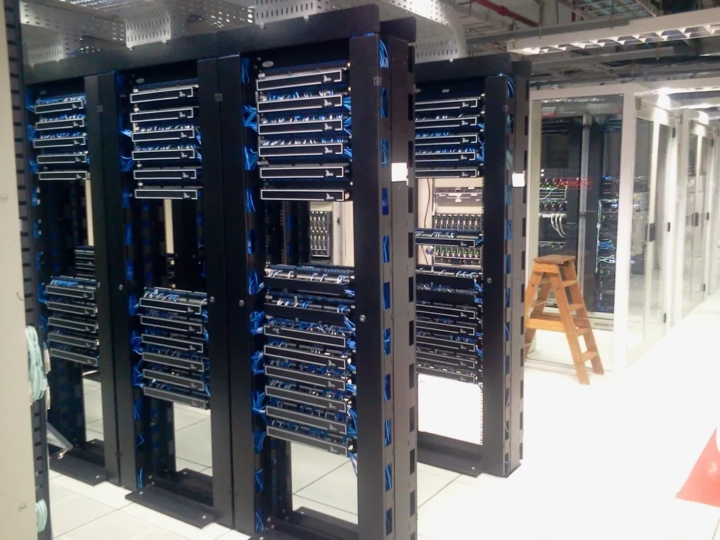 Pasillo de un centro de datos con servidores iluminados